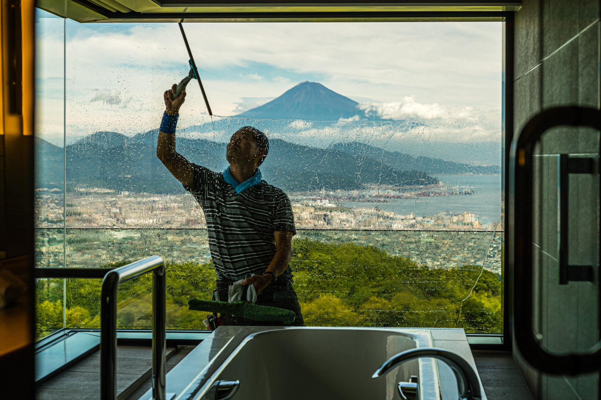Window Cleaner of Nippondaira Hotel, Shizuoka, Japan with view on Mount Fuji