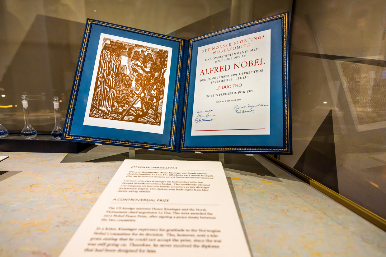 Original Nobelrpreis-Urkunde im Nobelpreis-Museum für den vietnamesischen Politiker Lê Đức Thọ. Für seine Verhandlungen mit den Vereinigten Staaten um die Beendigung des Vietnamkrieges wurde er mit dem Friedensnobelpreis ausgezeichnet, dessen Annahme er im Gegensatz zu Henry Kissinger, mit dem er den Preis gemeinsam zuerkannt bekam, ablehnte